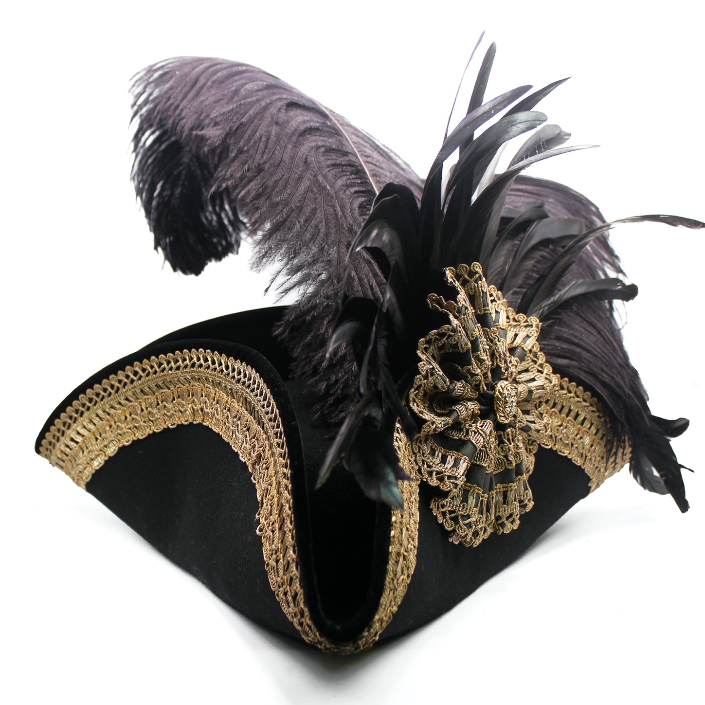 Tricorne en feutre noir brodé de galon doré, cocarde dorée et longues plumes noires