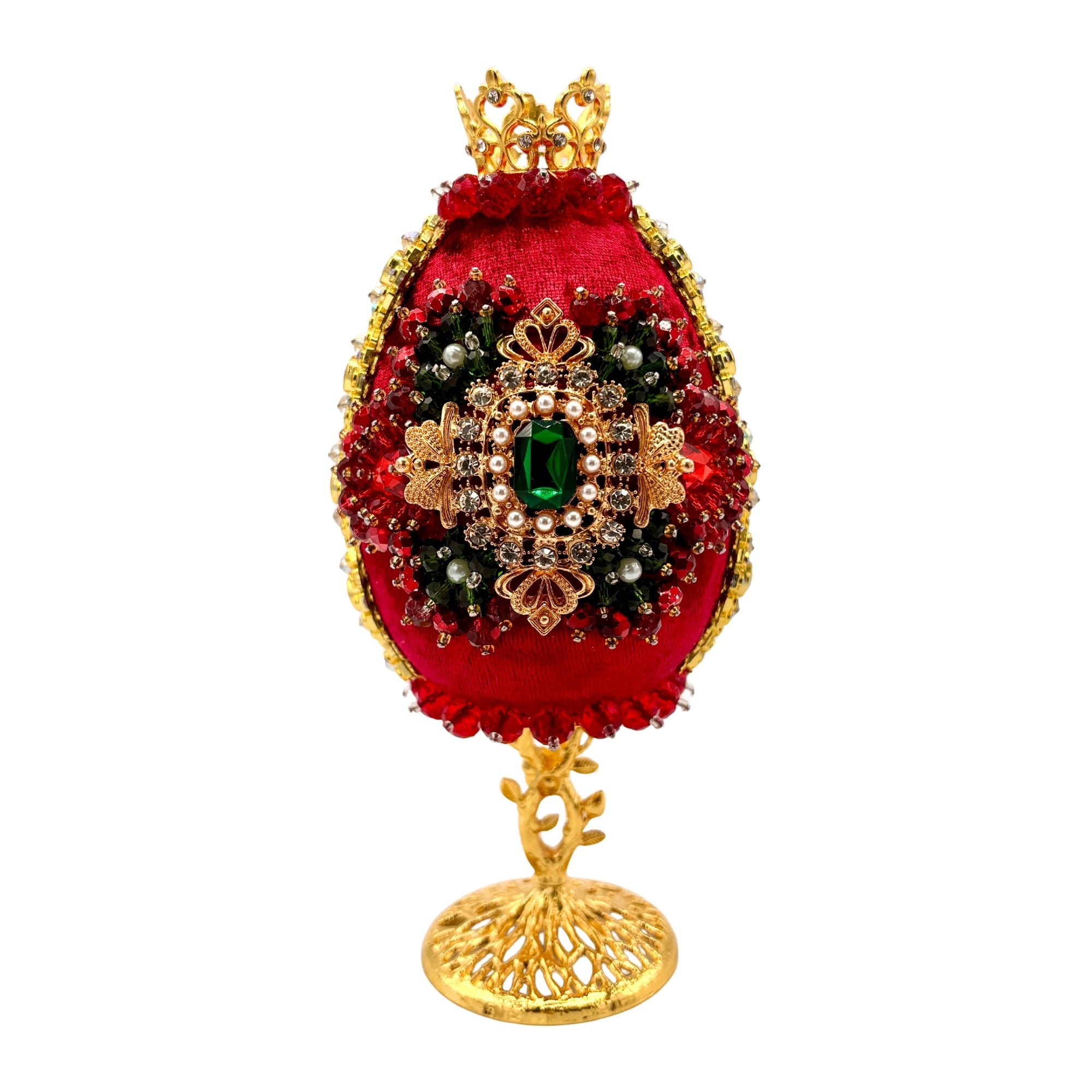 Œuf décoratif rouge sur pied doré, orné de perles, cristaux rouges et pierre verte centrale, style baroque élégant