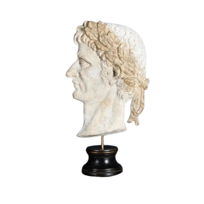 Profil gauche de César en plâtre blanc patiné, monté sur socle en bois noir