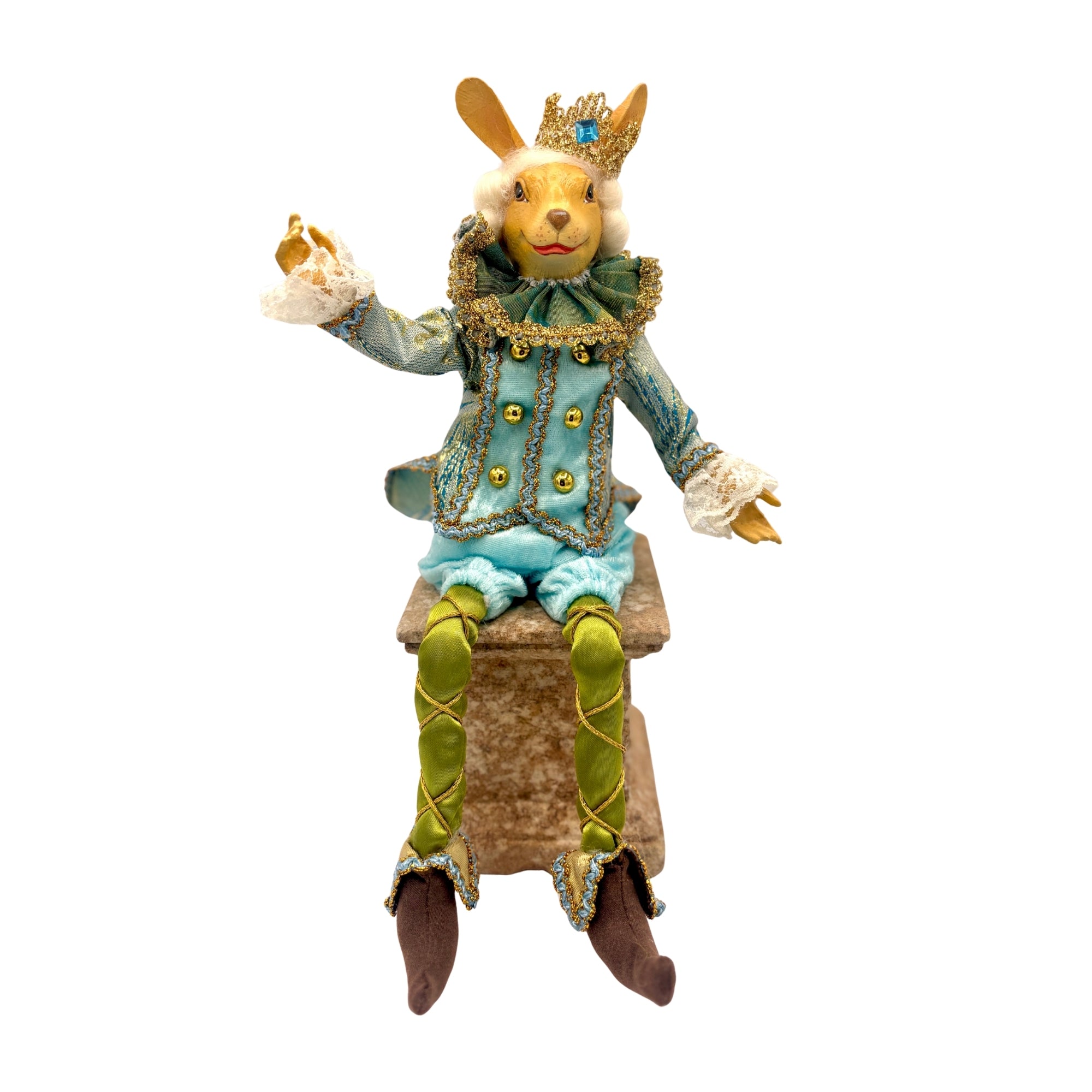Figurine lapin assis en costume bleu et vert avec couronne dorée, collerette et bottes vertes à lacets