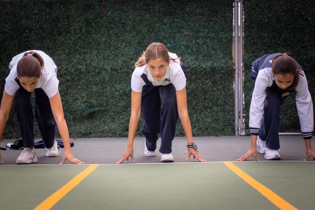 Alumnos de colegios de la Red en competencia de atletismo.
