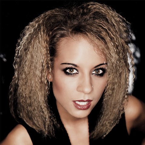 Lockiges model mit schönem makeup post für ide kamera