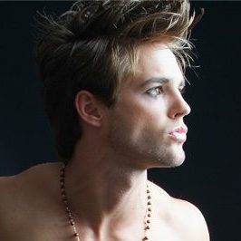 mänliches model oberkörperfrei mit schönem makeup