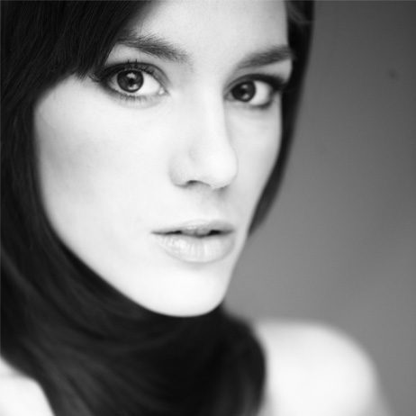 schwarz weiß foto von einem muslimischen model