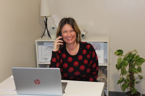 Peggy Wurtz Zucker au téléphone pour une formation bien-être en Alsace