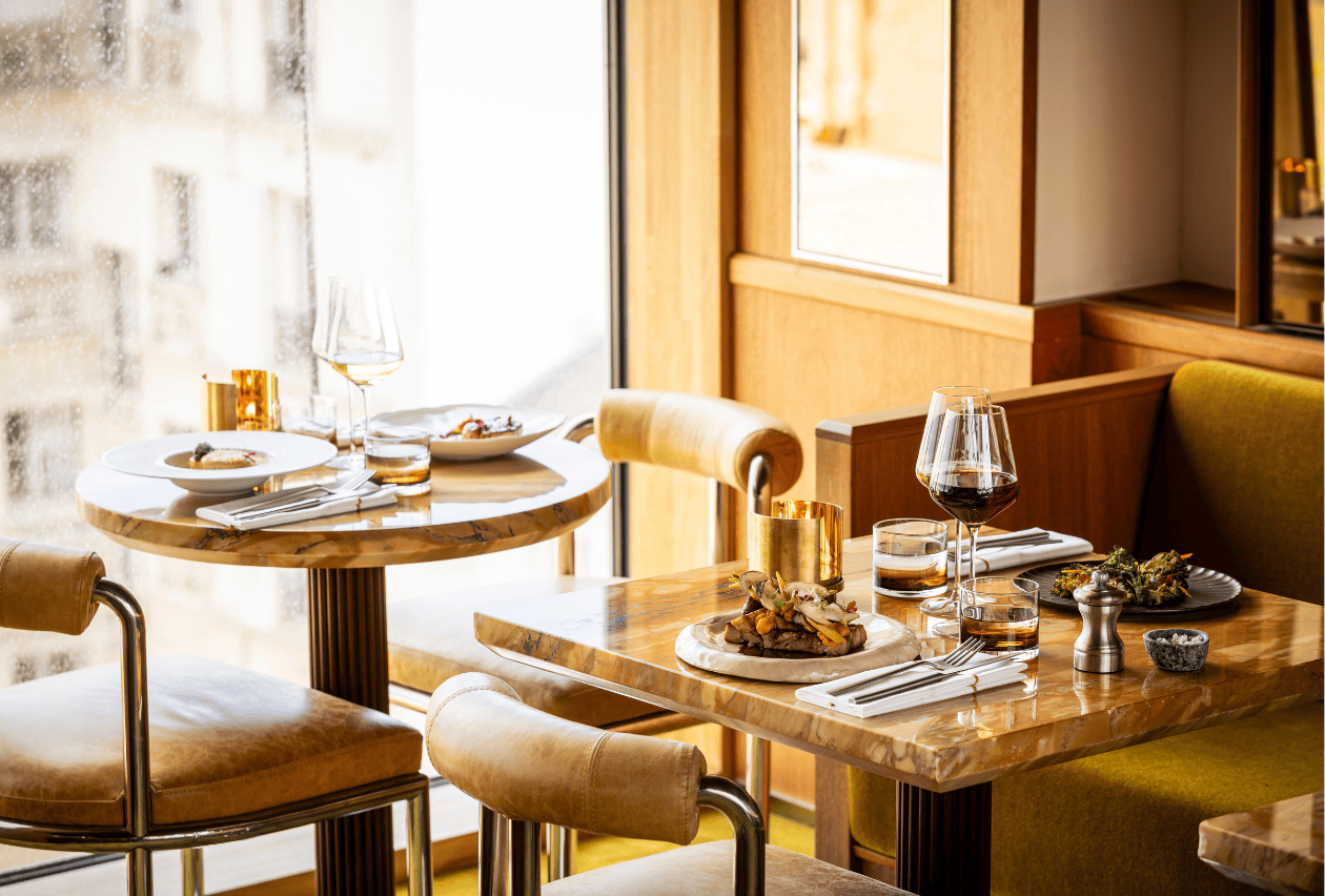 Table raffinée du restaurant de La Fondation, mêlant élégance contemporaine et ambiance chaleureuse.
