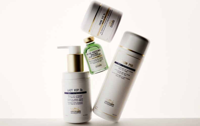 Produits Typology à La Fondation, une gamme de soins naturels et épurés pour une beauté authentique et minimaliste.