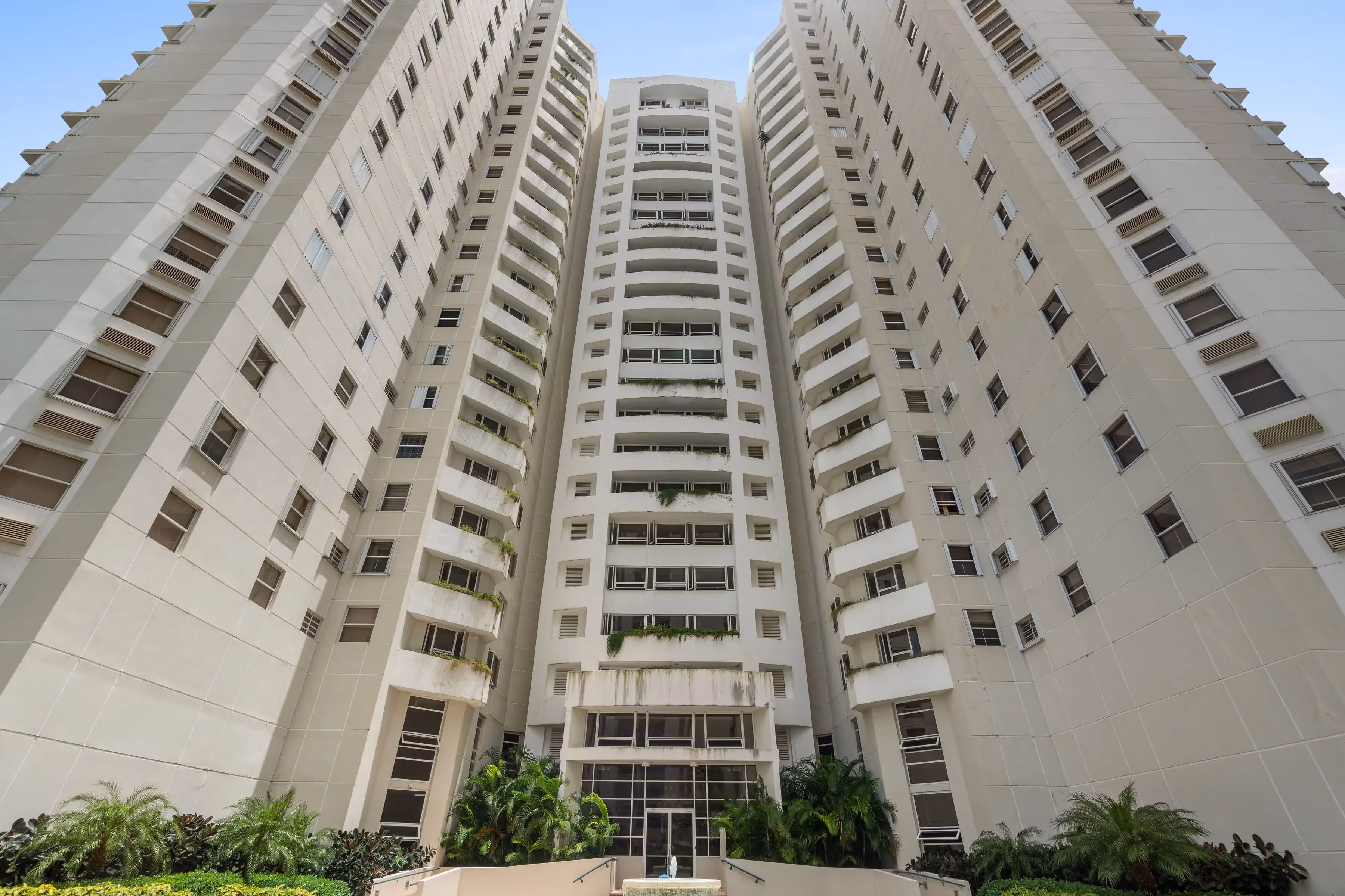 Condo with quick access to San Juan expressway