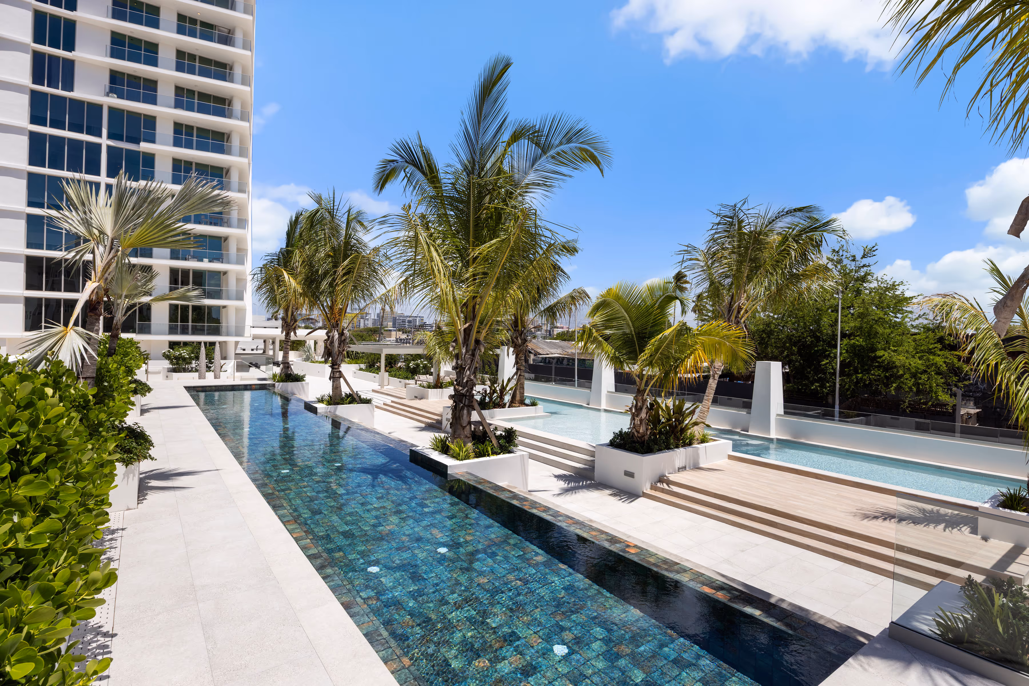 Proximity to parks, beaches, and Club Náutico