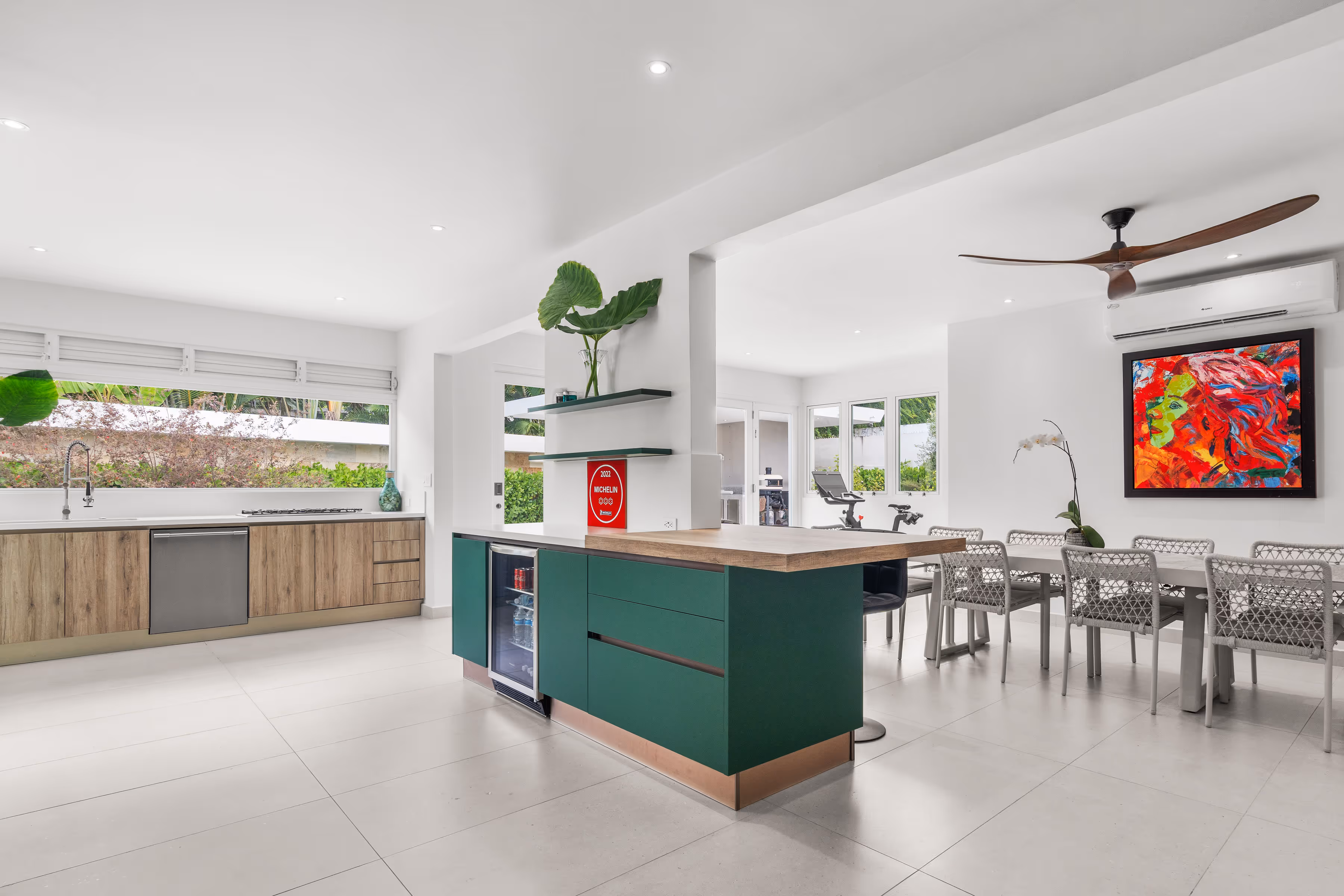 Refined city living in Guaynabo with proximity to vibrant restaurants and boutiques