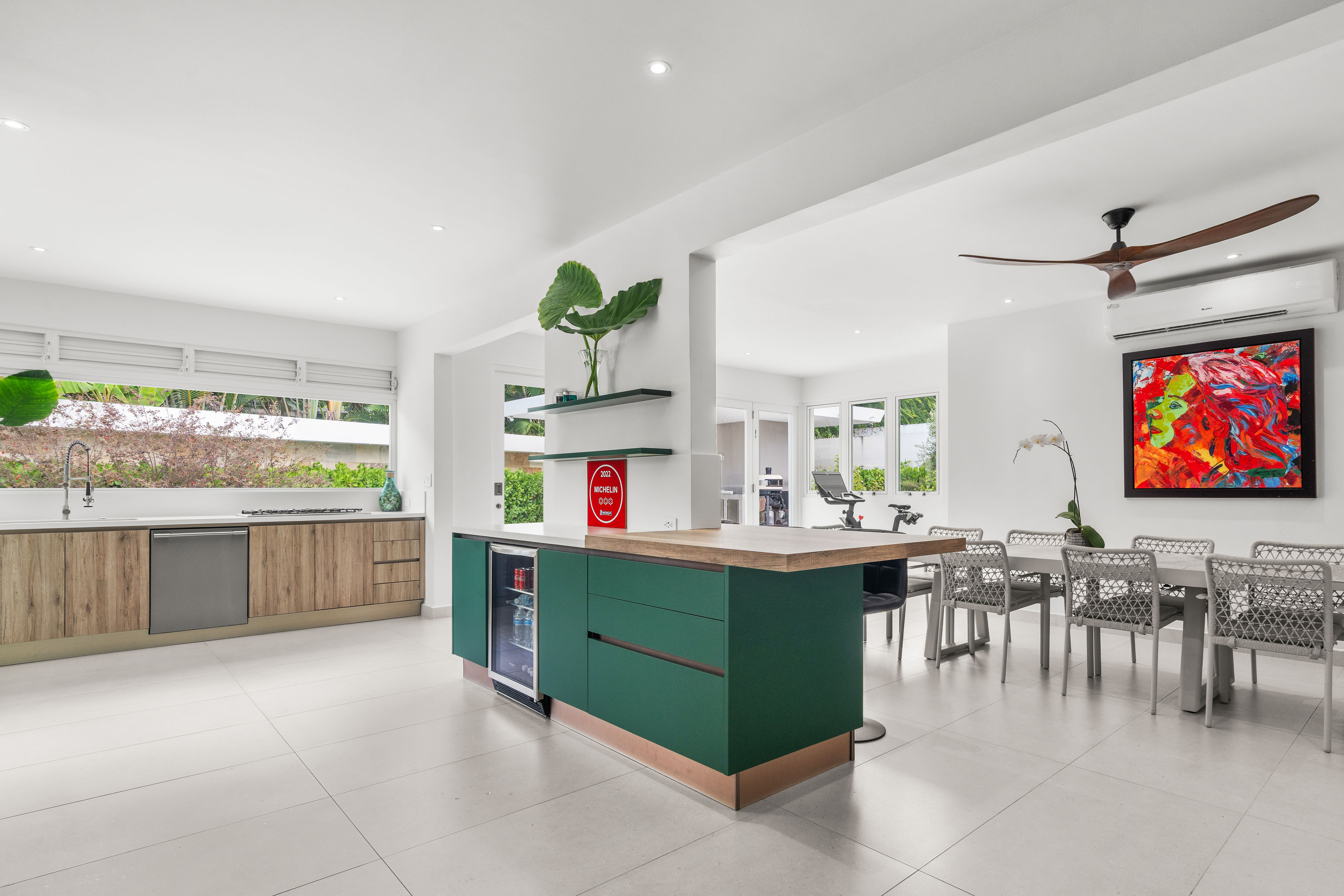 Refined city living in Guaynabo with proximity to vibrant restaurants and boutiques