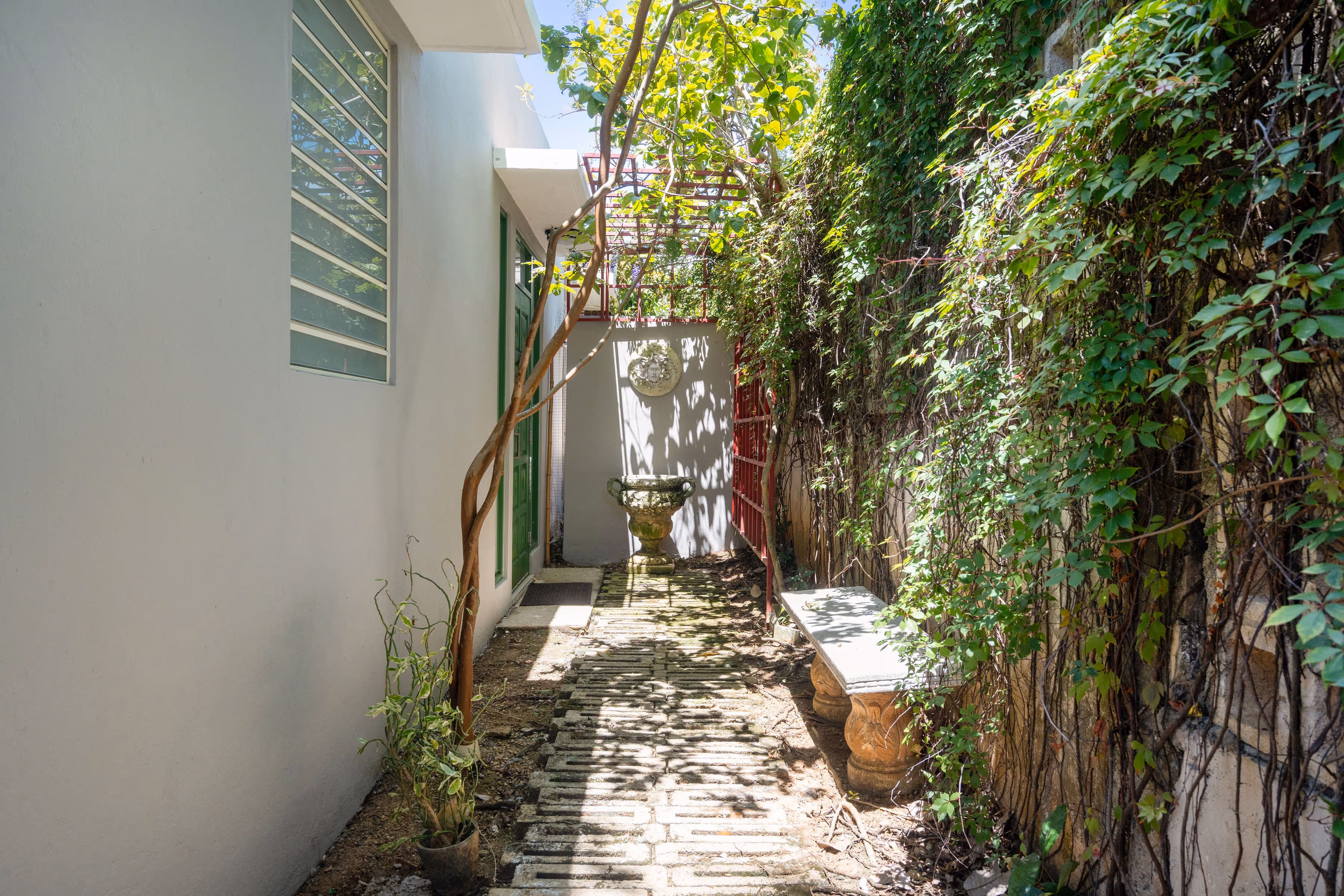 Peaceful Roosevelt neighborhood home with lush green surroundings