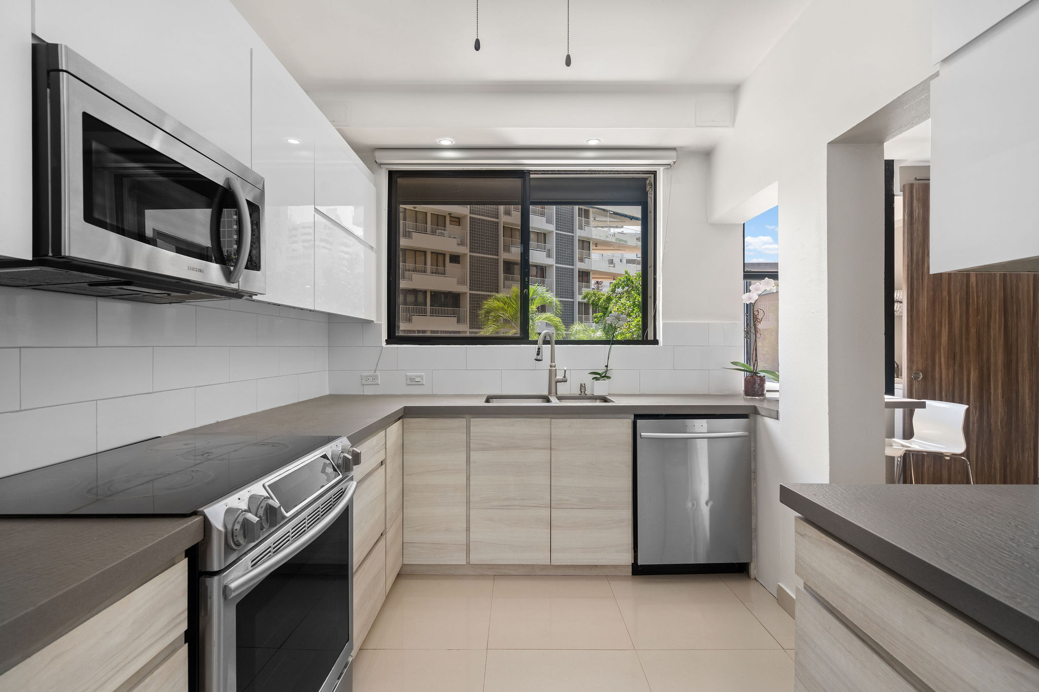 Walking distance to beaches, parks, and restaurants