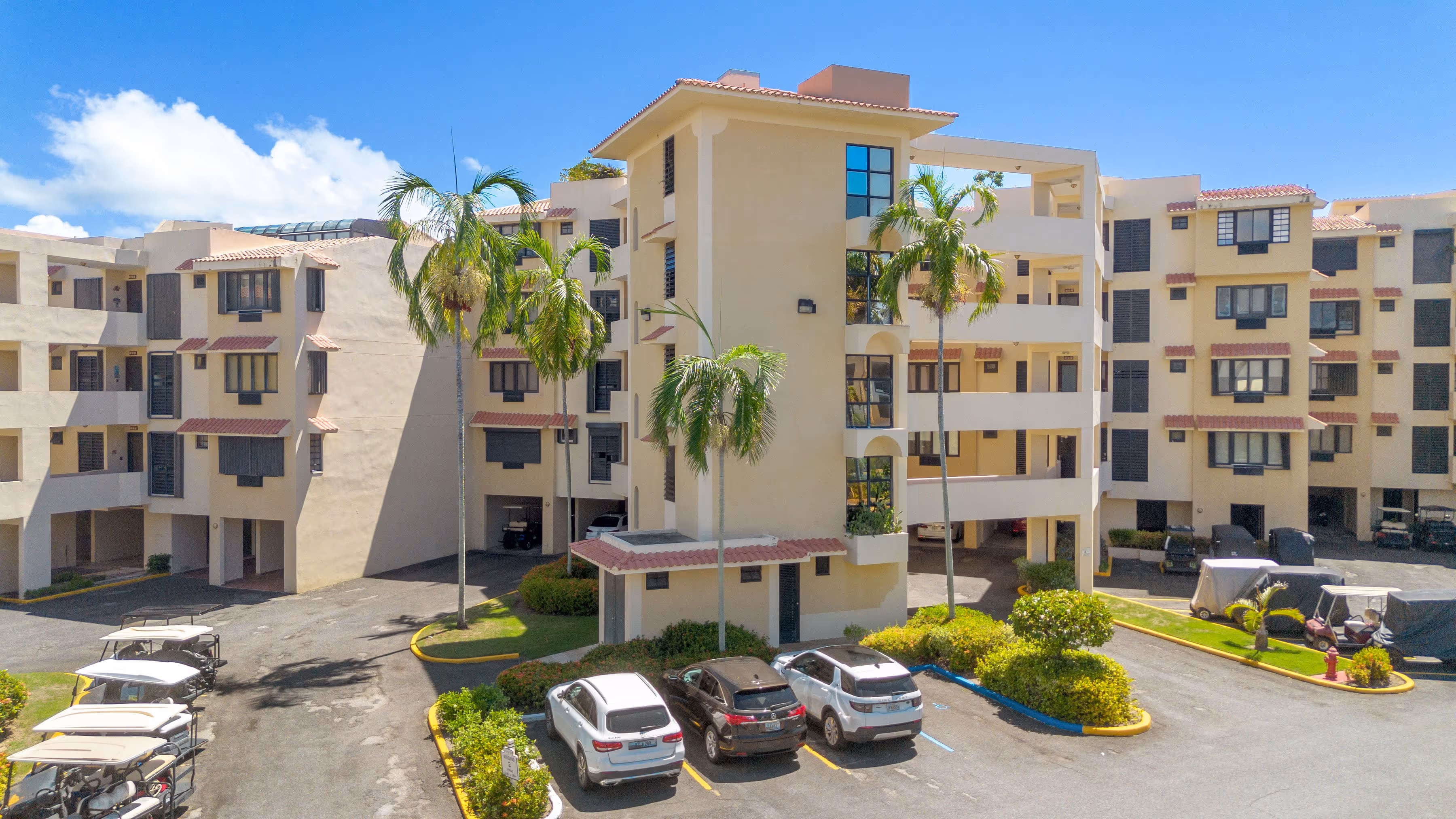 Spacious Caribbean condo with terrace ocean views