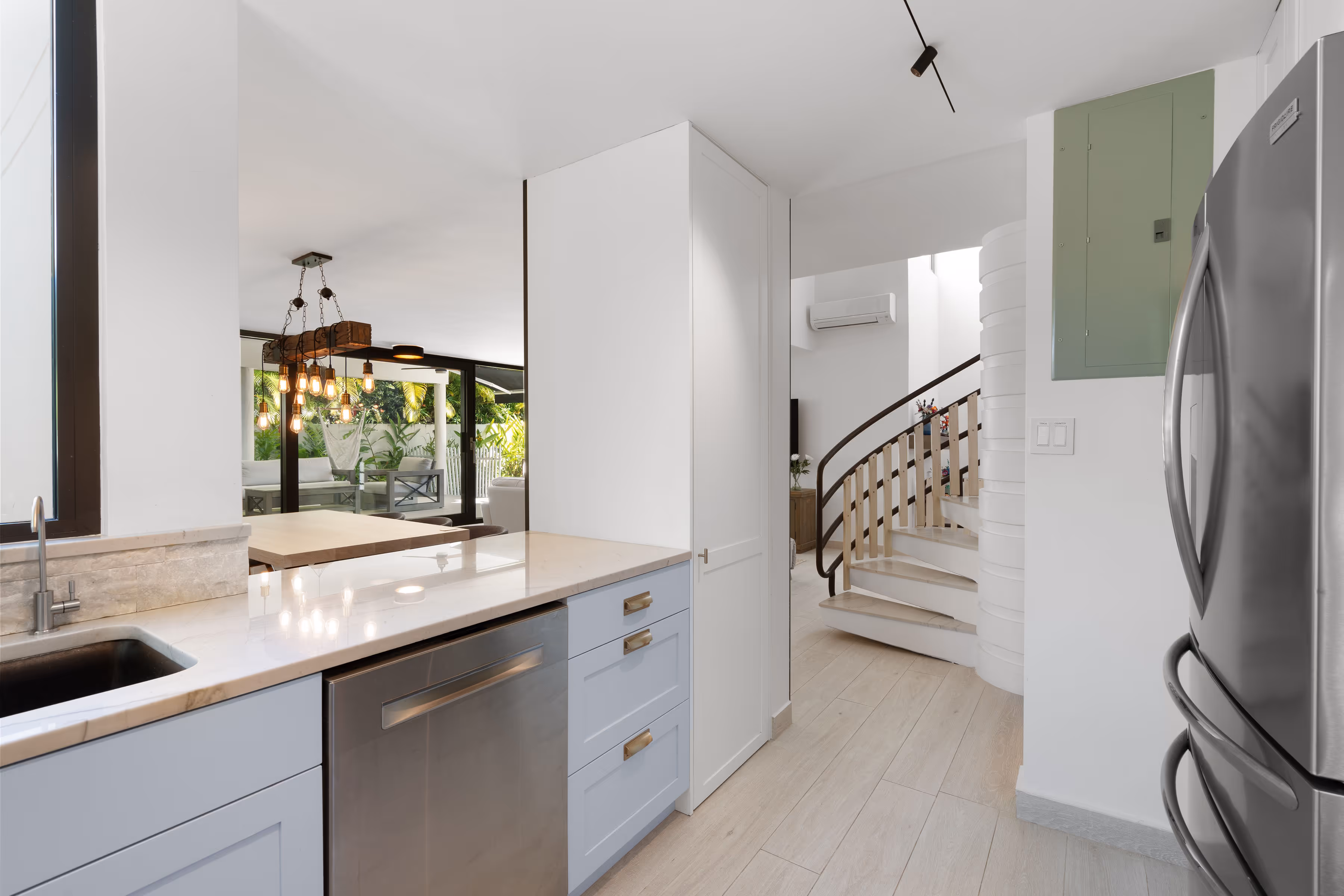 Fully equipped kitchen with Frigidaire Professional appliances and Bosch dishwasher