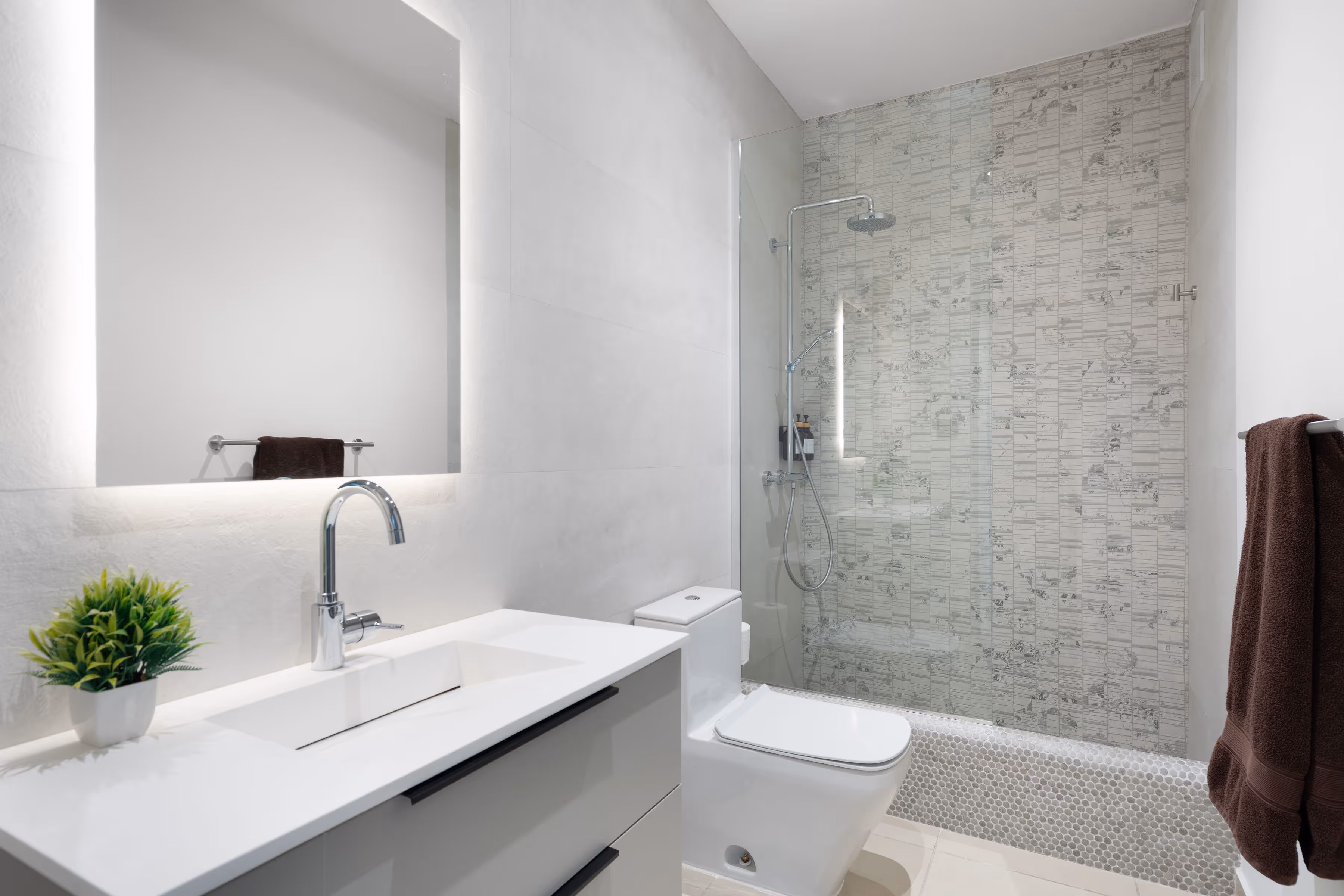 Resort-style swimming pool and sun deck at Torre Cibeles condominium.