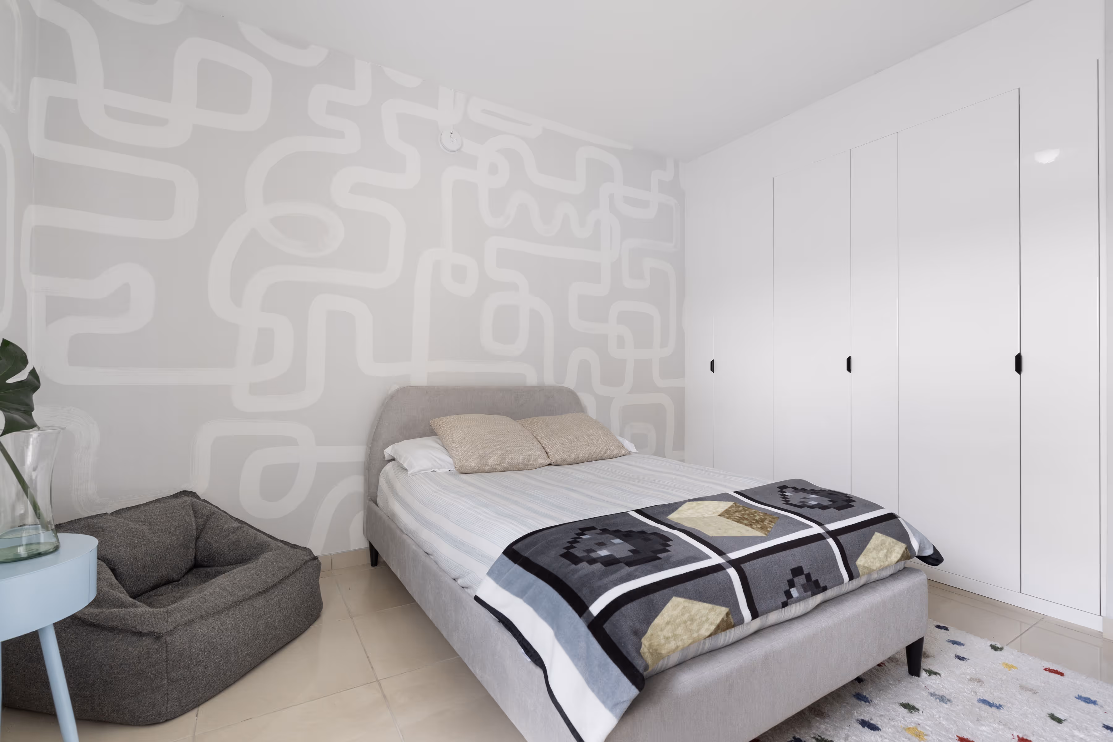 Secure gated entrance and lobby with 24-hour security at Torre Cibeles.