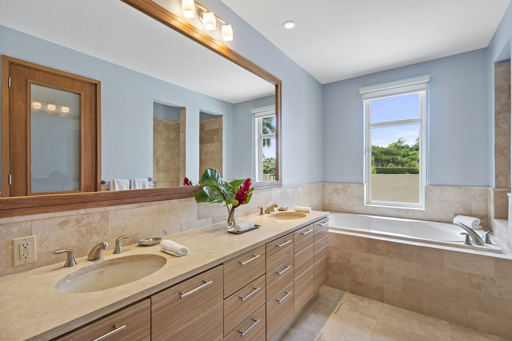 Plantation Village 2-108 primary bathroom with double vanity and soaking tub
