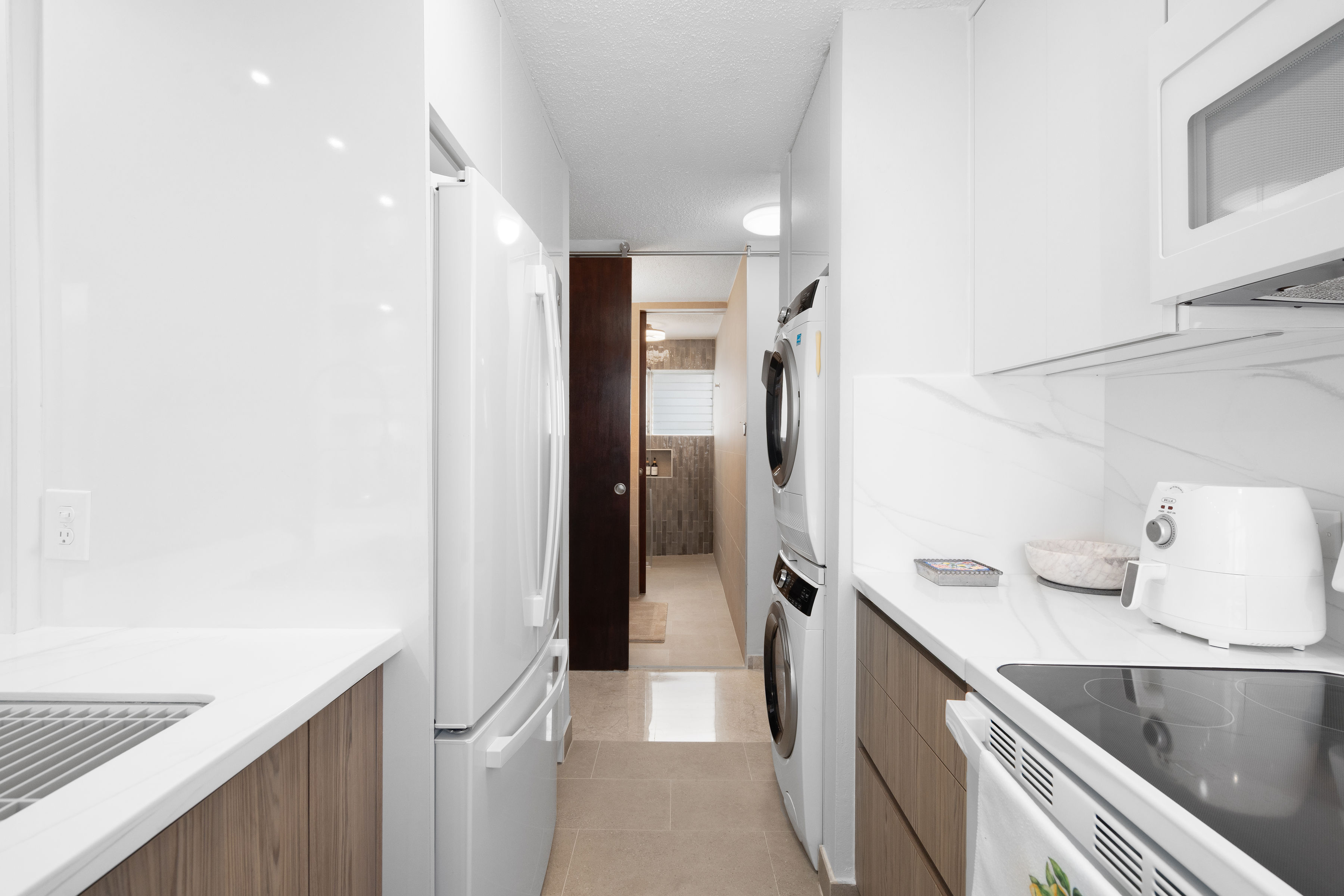 Kings Court 81 Condado | Kitchen pass-through connecting the cooking and dining areas seamlessly