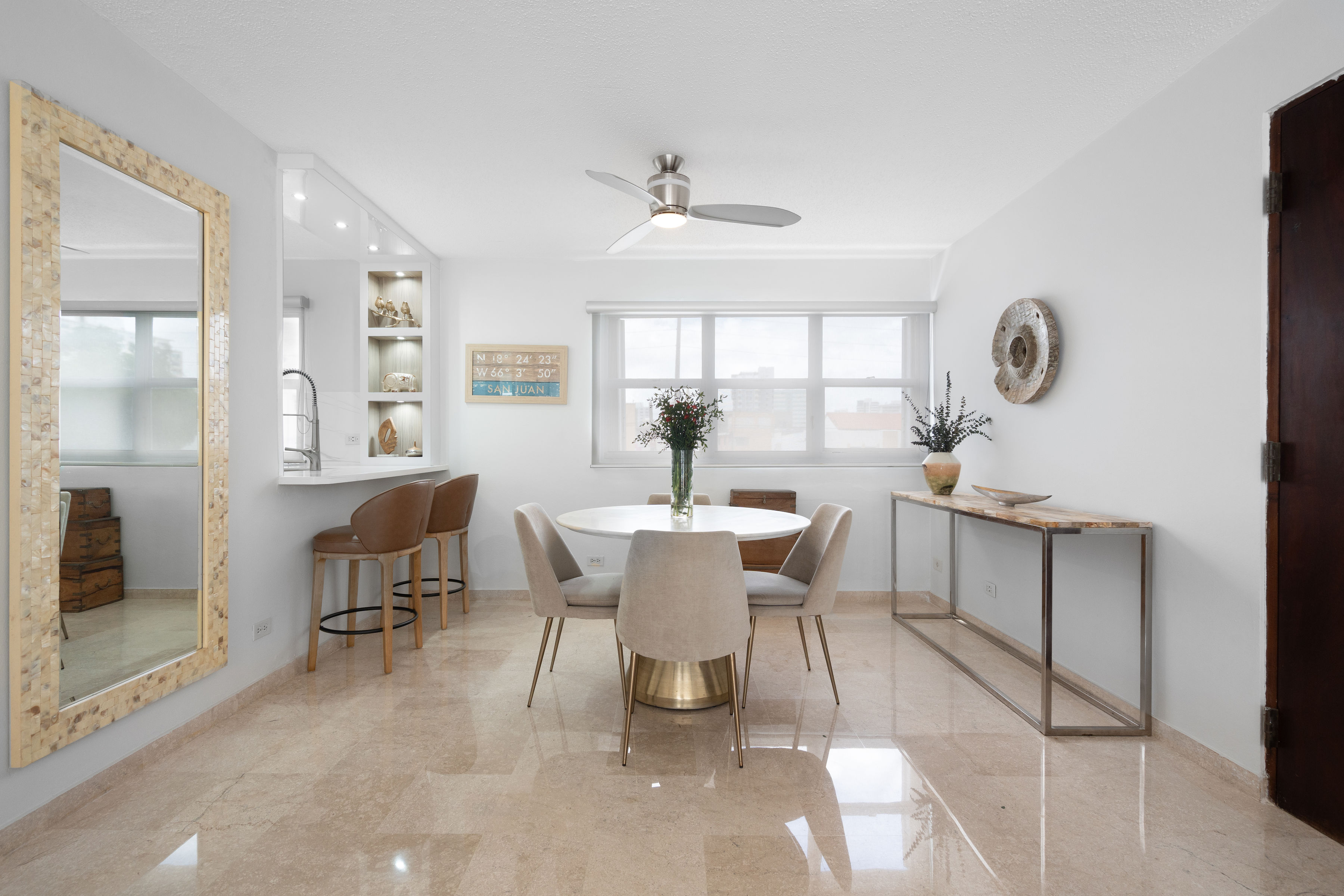 Kings Court 81 Condado | Dining area connected to the renovated kitchen and main living space