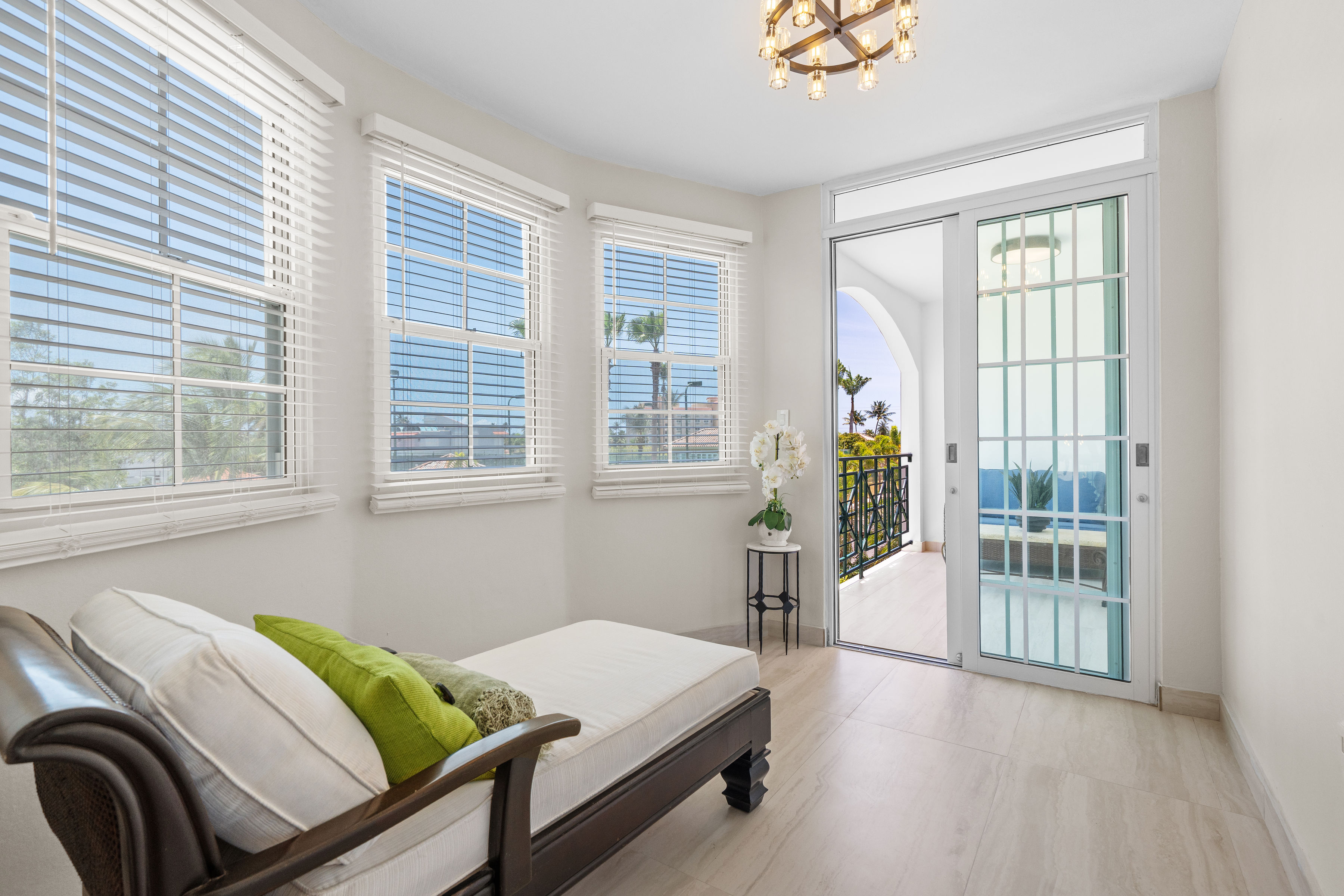 Royal Palm Vega Alta | Spa-style primary bathroom with dual rainfall showers and soaking tub