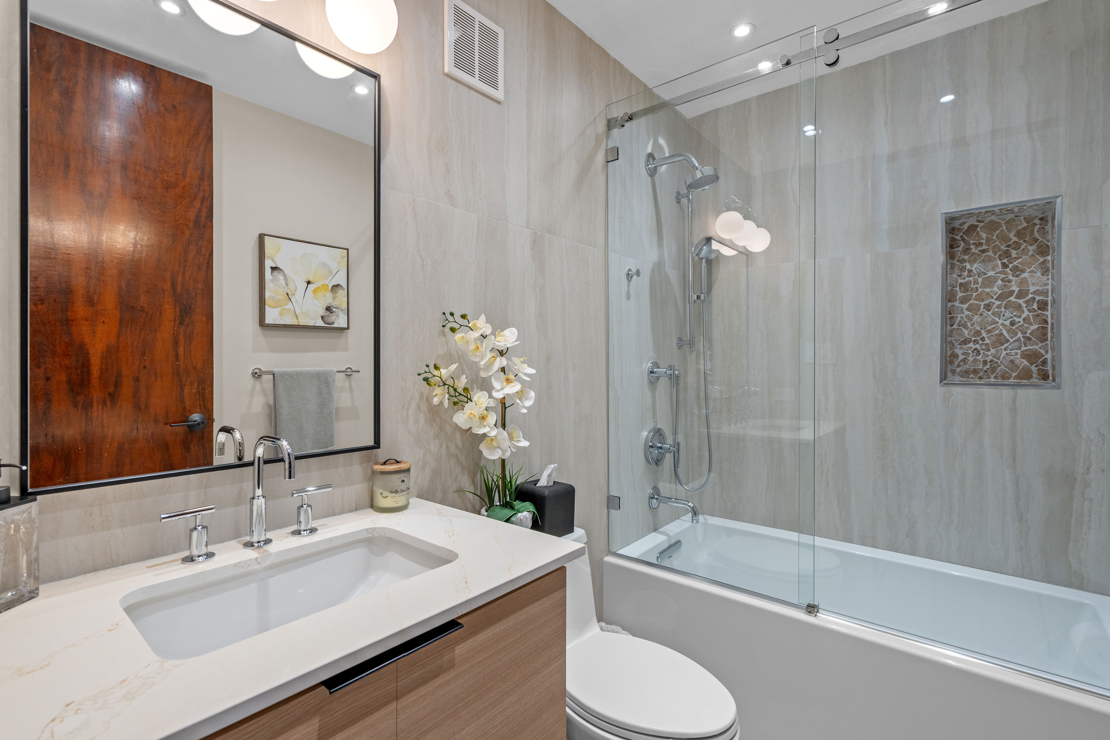 Royal Palm Vega Alta | Secondary bathroom featuring modern vanity, bathtub, and contemporary fixtures