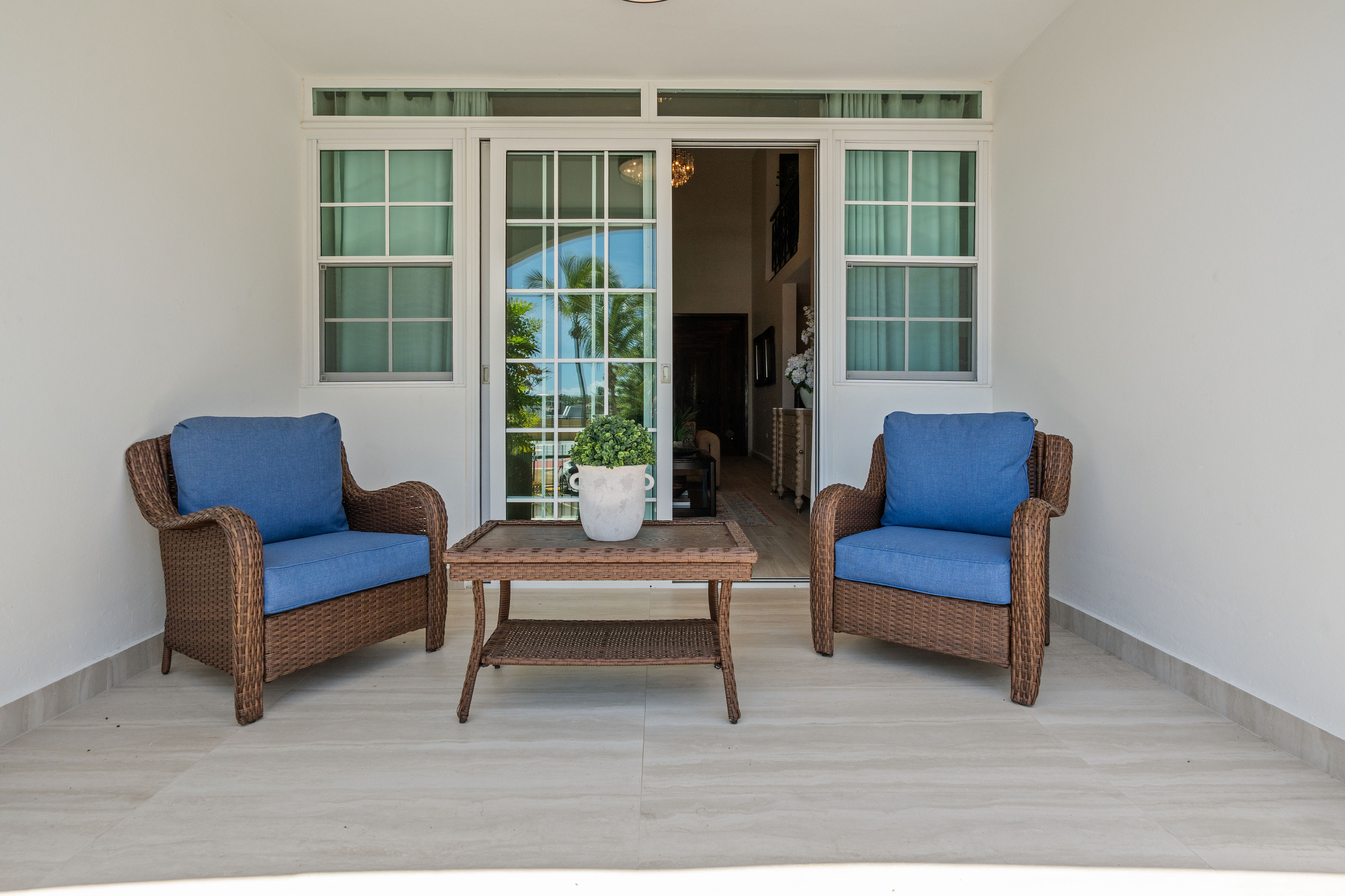 Royal Palm Vega Alta | Covered balcony overlooking the residence entrance and palm trees