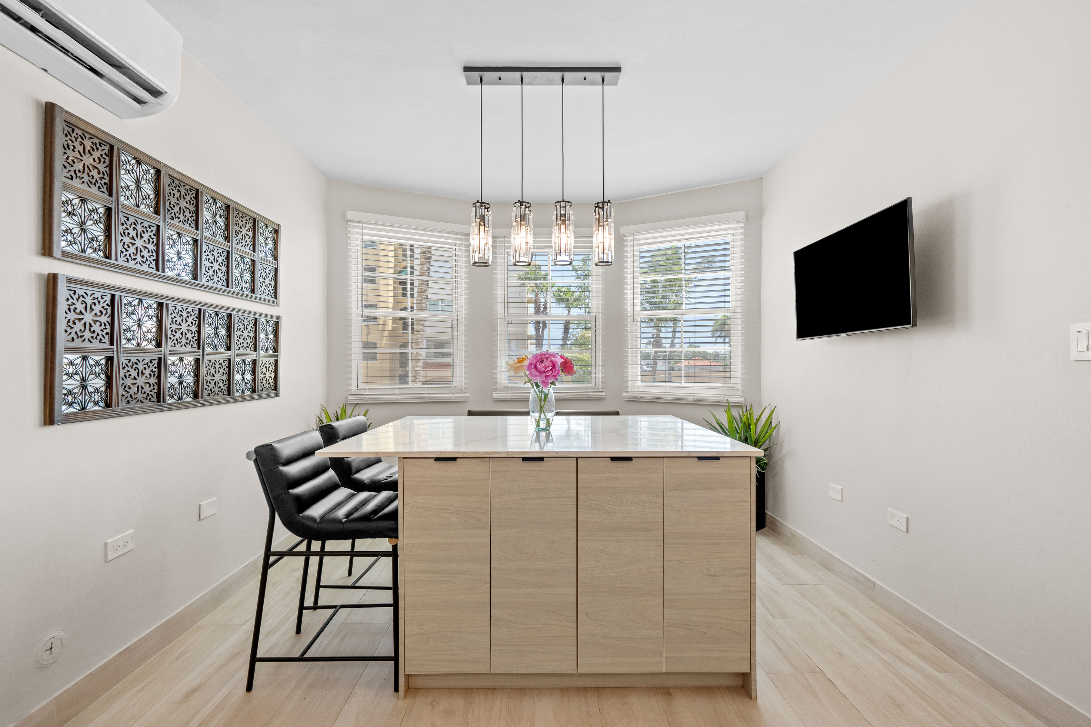 Royal Palm Vega Alta | Breakfast area with center island and garden views