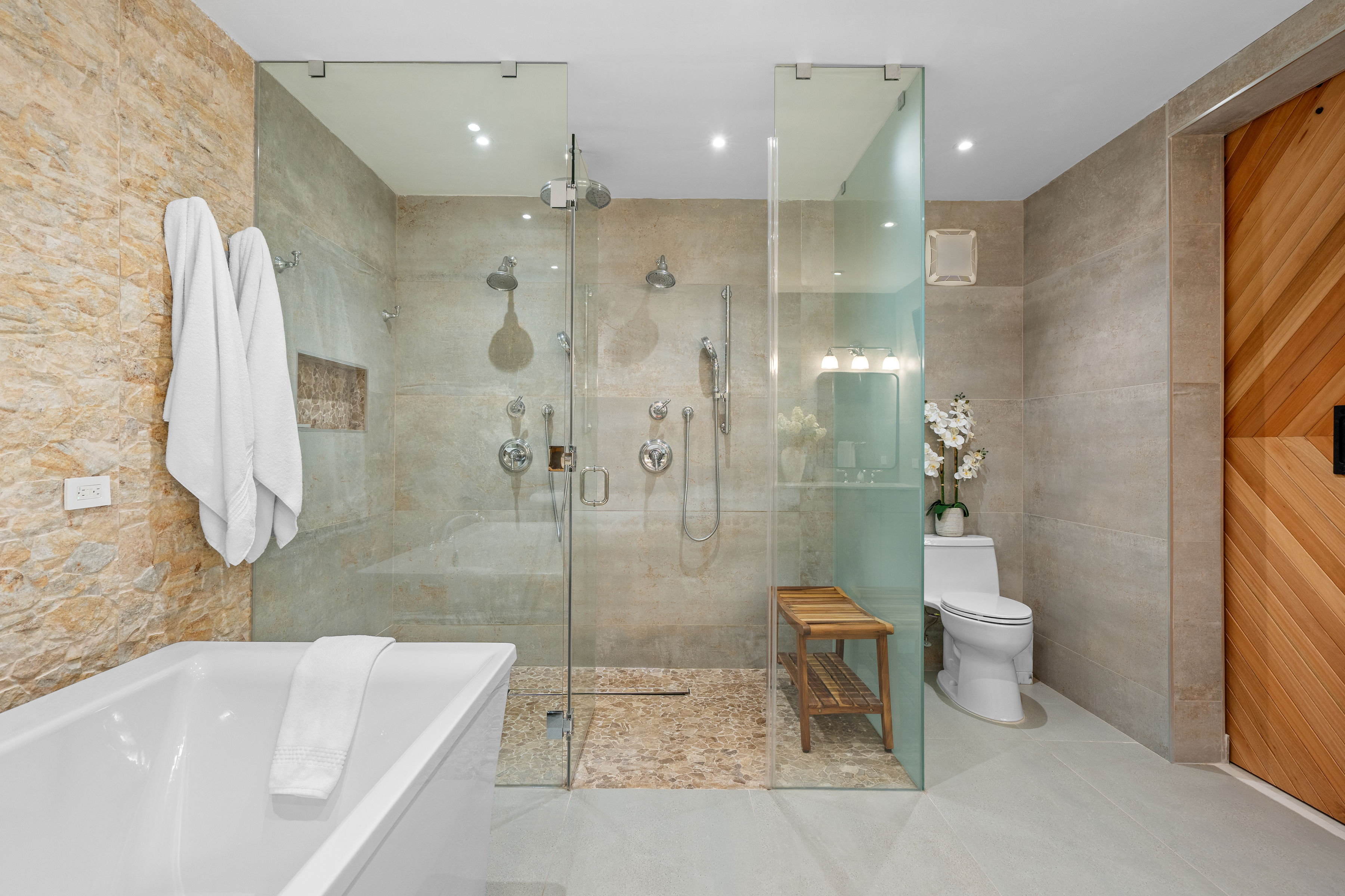 Royal Palm Vega Alta | Freestanding soaking tub and glass-enclosed shower in the primary bathroom