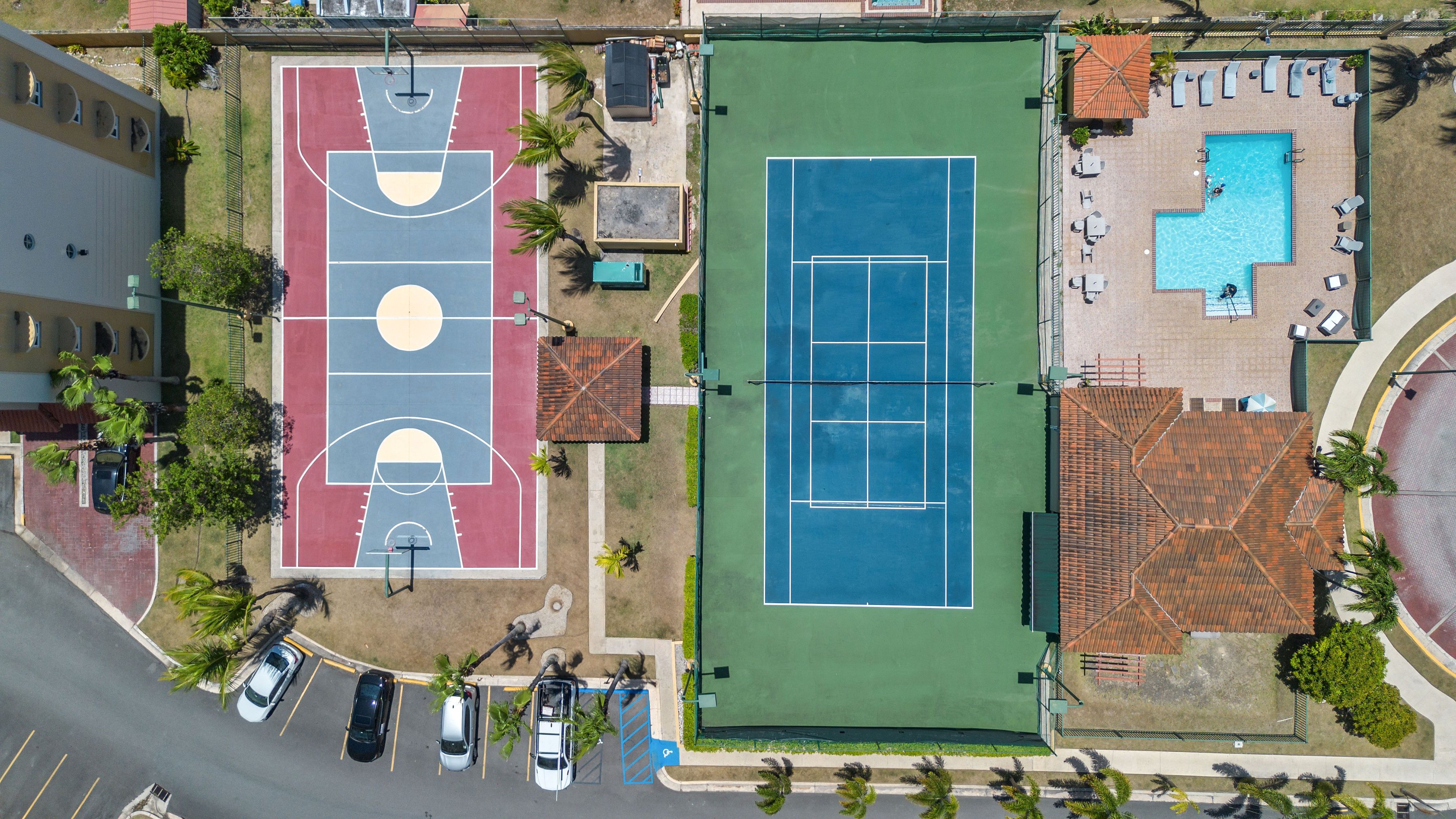 Royal Palm Vega Alta | Community amenities including swimming pool, tennis court, and basketball court