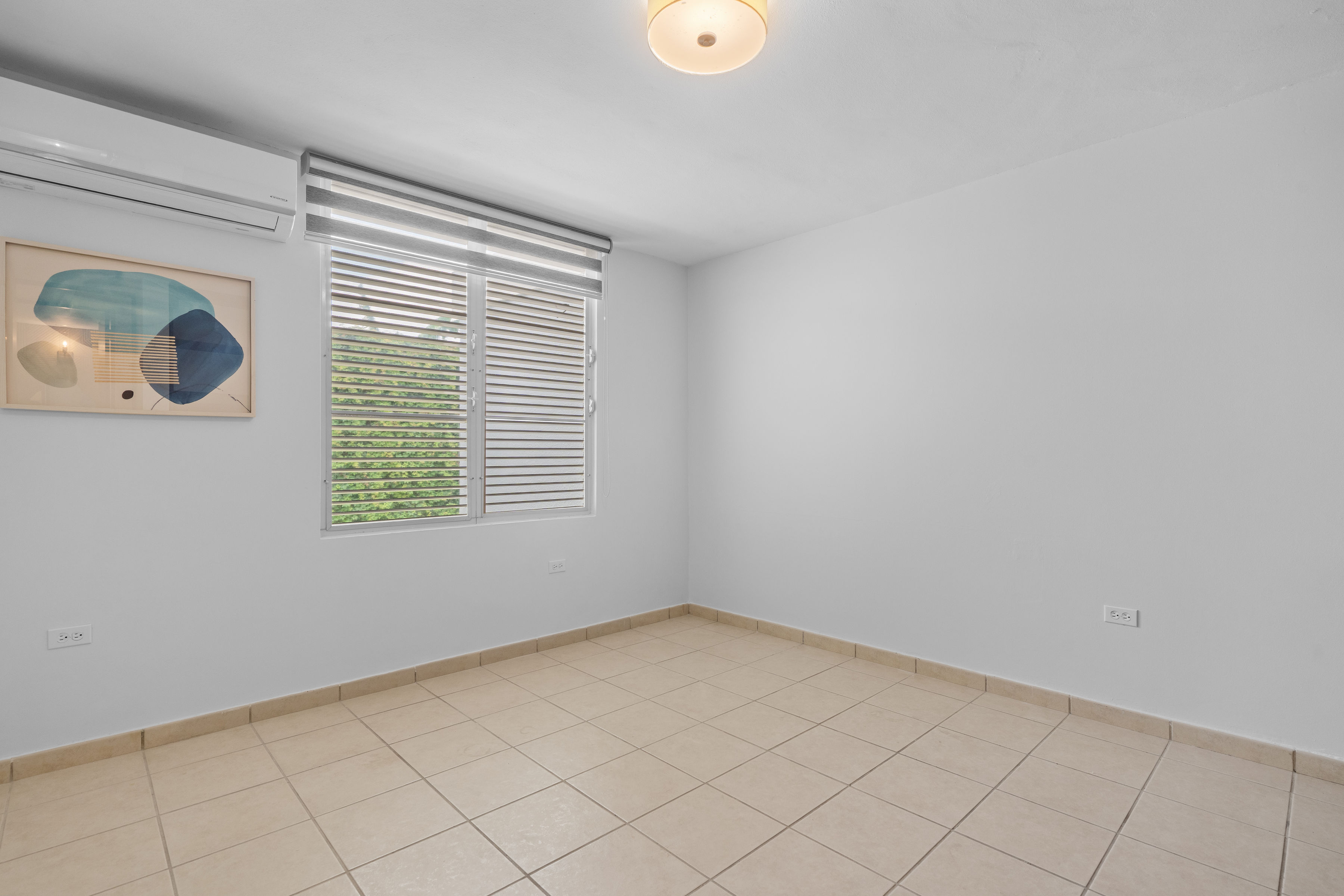 Sabanera Dorado 309 | Bright bedroom with corner windows and neutral finishes