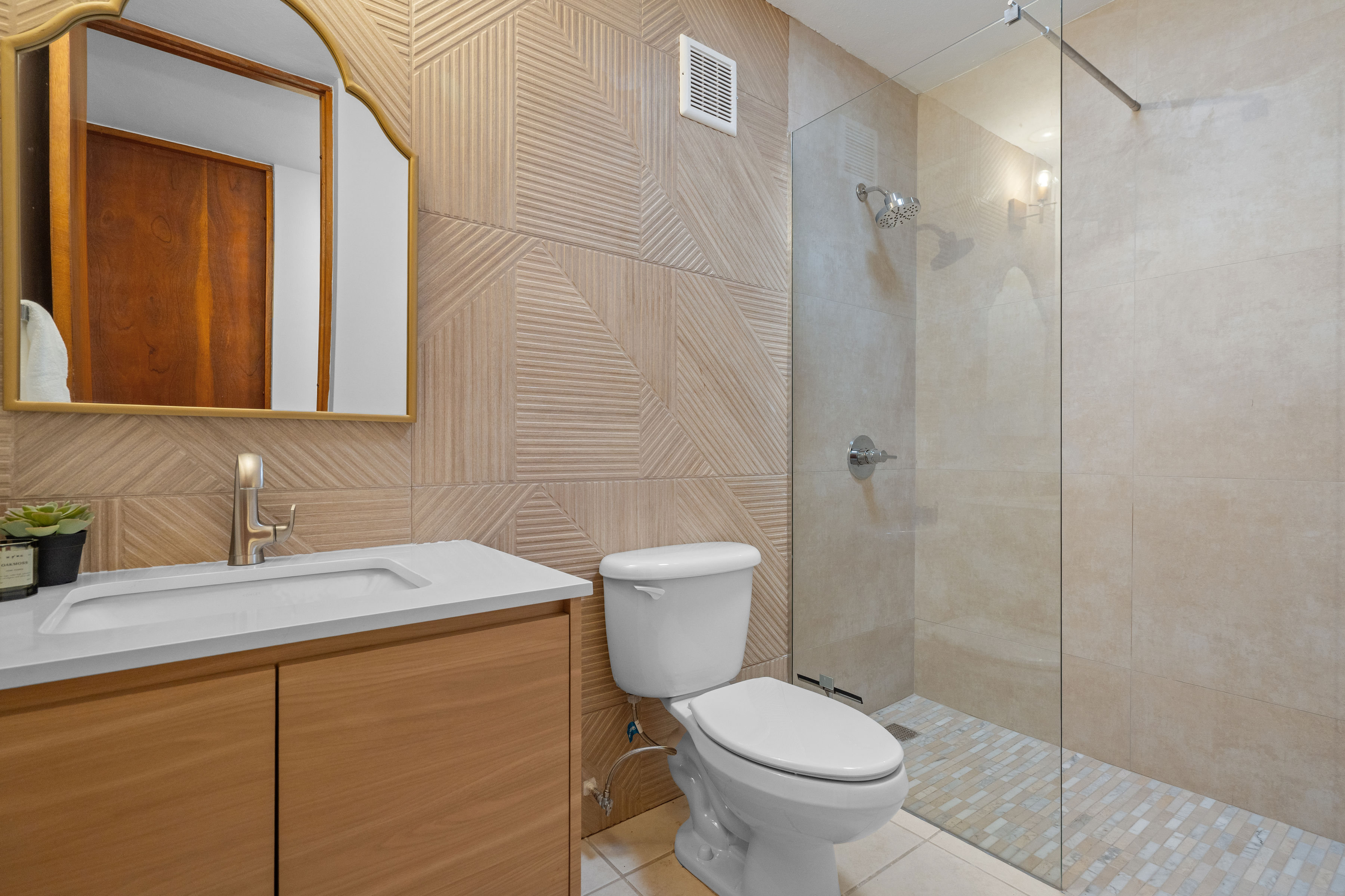 Sabanera Dorado 309 | Bathroom with wood vanity and glass-enclosed shower