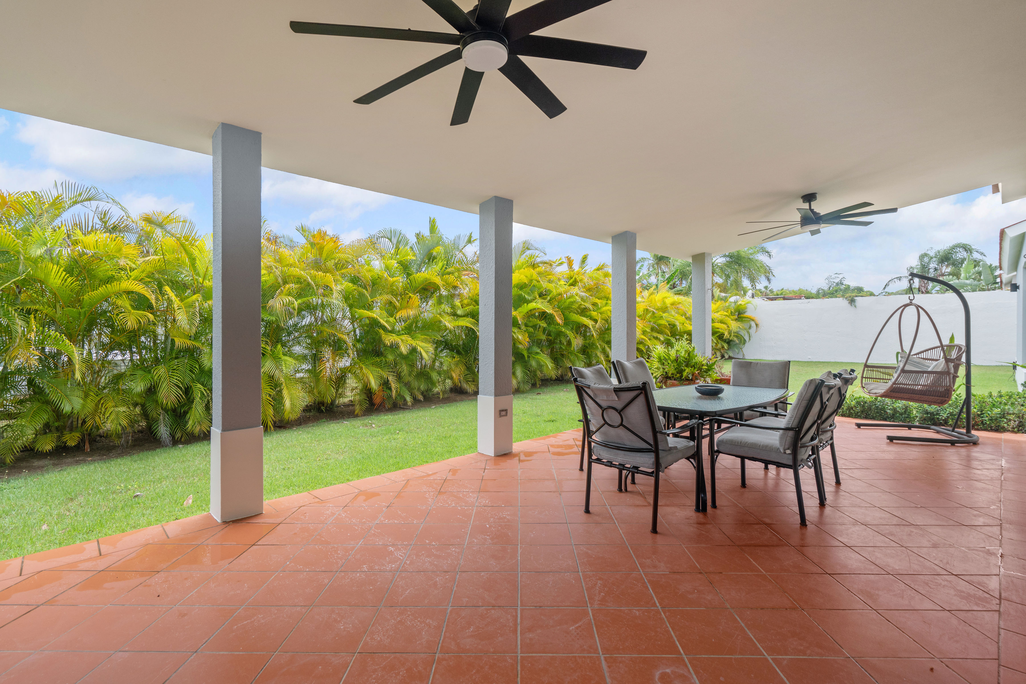 Sabanera Dorado 309 | Covered outdoor terrace with dining area overlooking the private garden