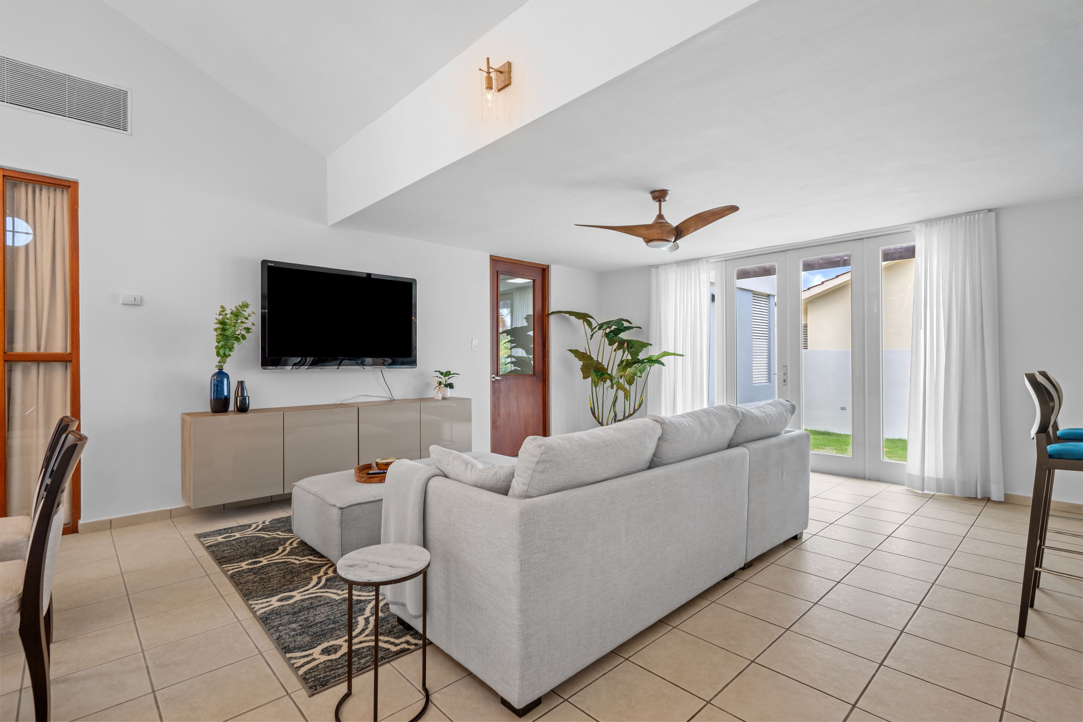 Sabanera Dorado 309 | Furnished living room with high ceilings and direct access to the outdoors