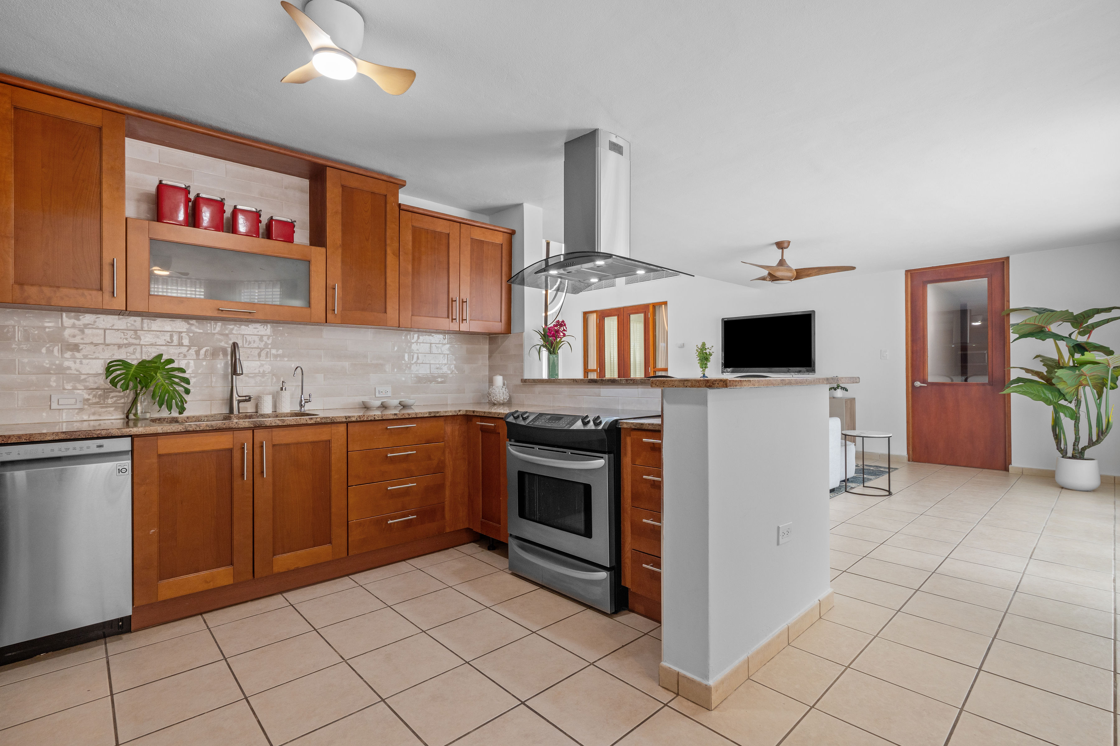 Sabanera Dorado 309 | Open kitchen with wood cabinetry and connection to the main living areas