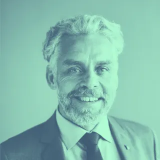 A man in a suit and tie posing for a picture.