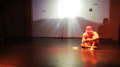 Ludovic Vial, performance à l'Akropoditi Dance Center, Ermopouli 2023.