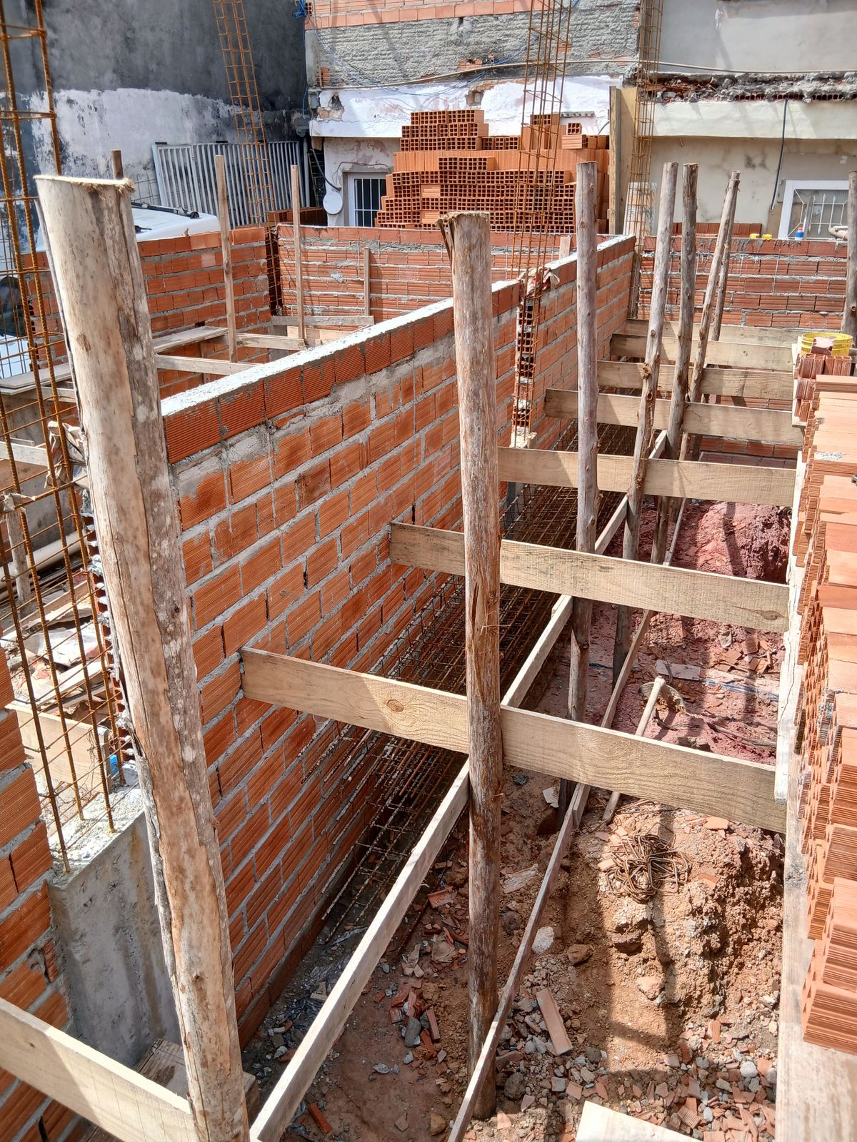 Construction de murs en briques avec supports en bois — photo d’illustration
