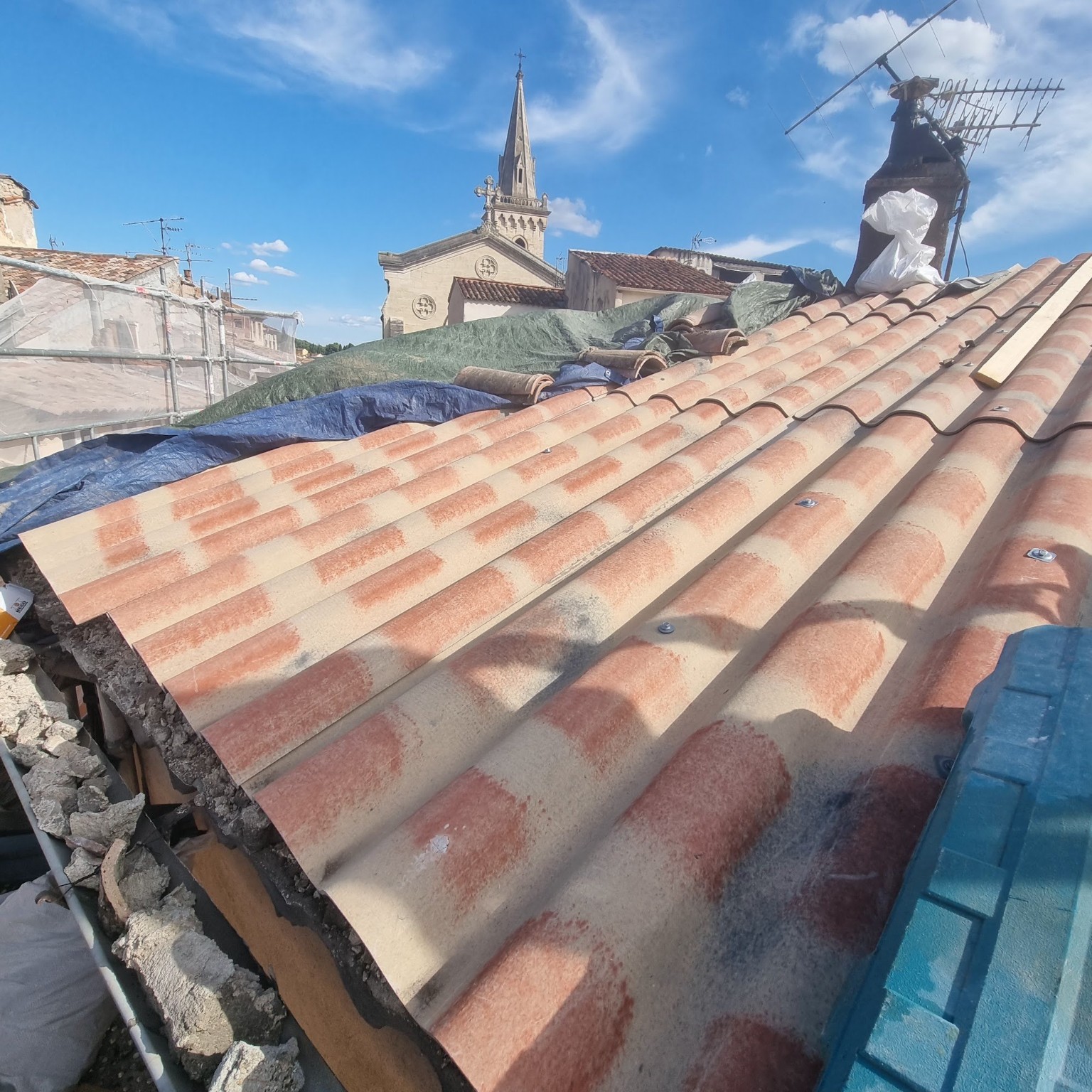 Rénovation de couverture en tuiles avec protection provisoire du chantier