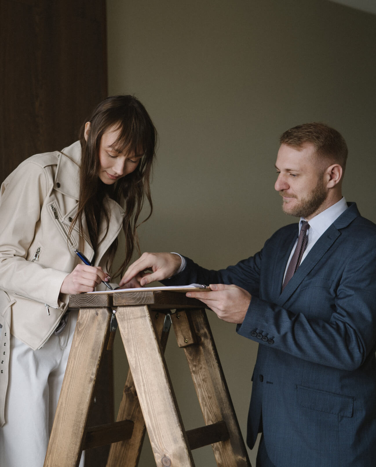 2 people interacting and writing down ideas