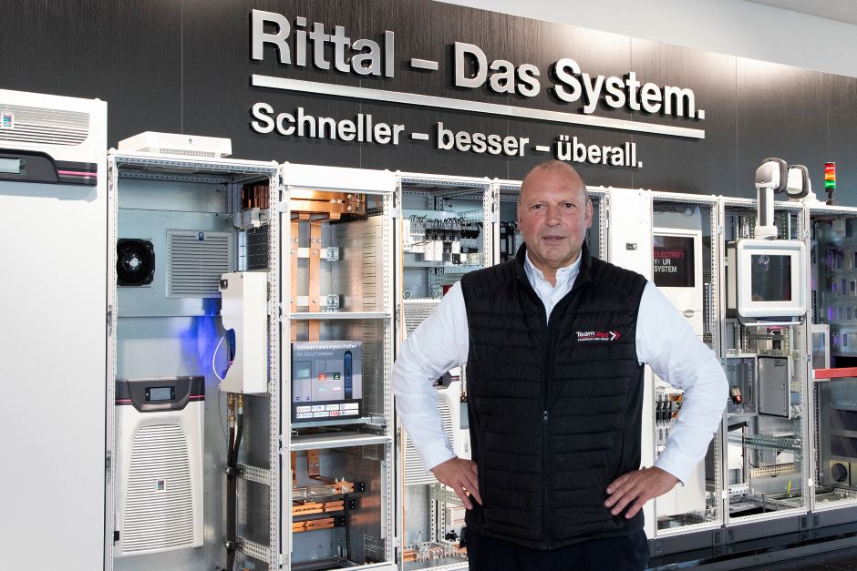 Mitarbeiter vor Schaltschränken
