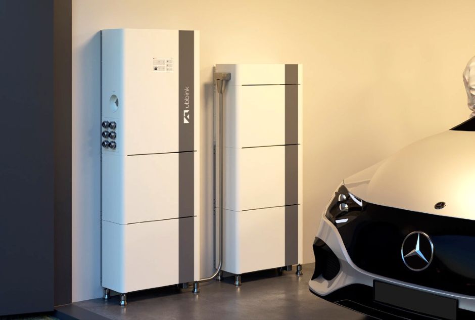Stapelbarer LFP-Batteriespeicher in Garage mit E-Auto