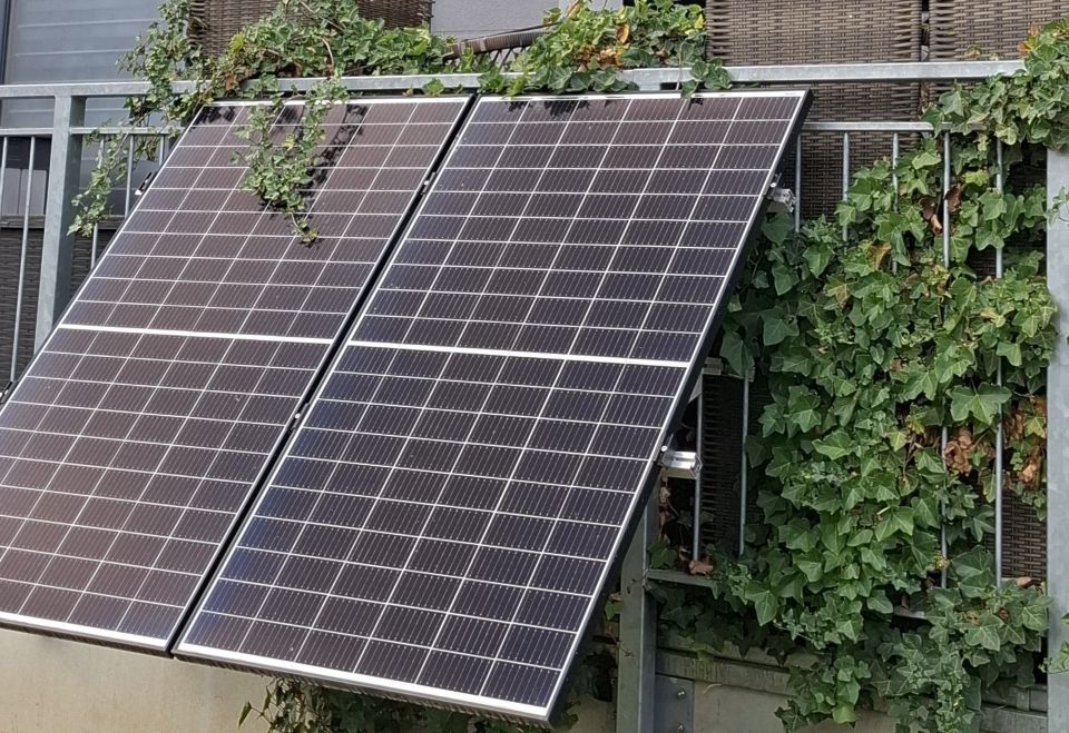 Module einer Balkon-PV-Anlage an der Balkonbrüstung