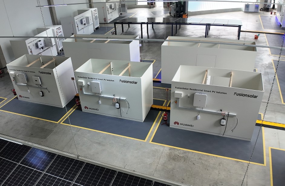 Huawei FusionSolar Trainingszentrum Nürnberg mit einzelnen Arbeitsstationen