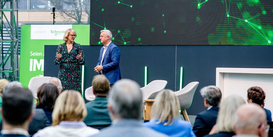 Moderatorin Angelia Elis und Mike Hughes, CEO DACH bei Schneider Electric