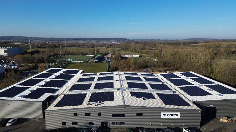 Leichtbau-PV-Module auf einer Industriehalle