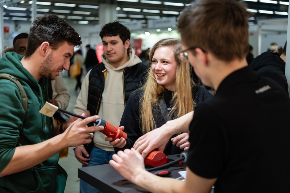 Blick in das Messegeschehen der L+B 2024