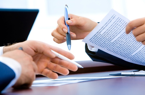 Symbolbild Vertragsabschluss mit Händen