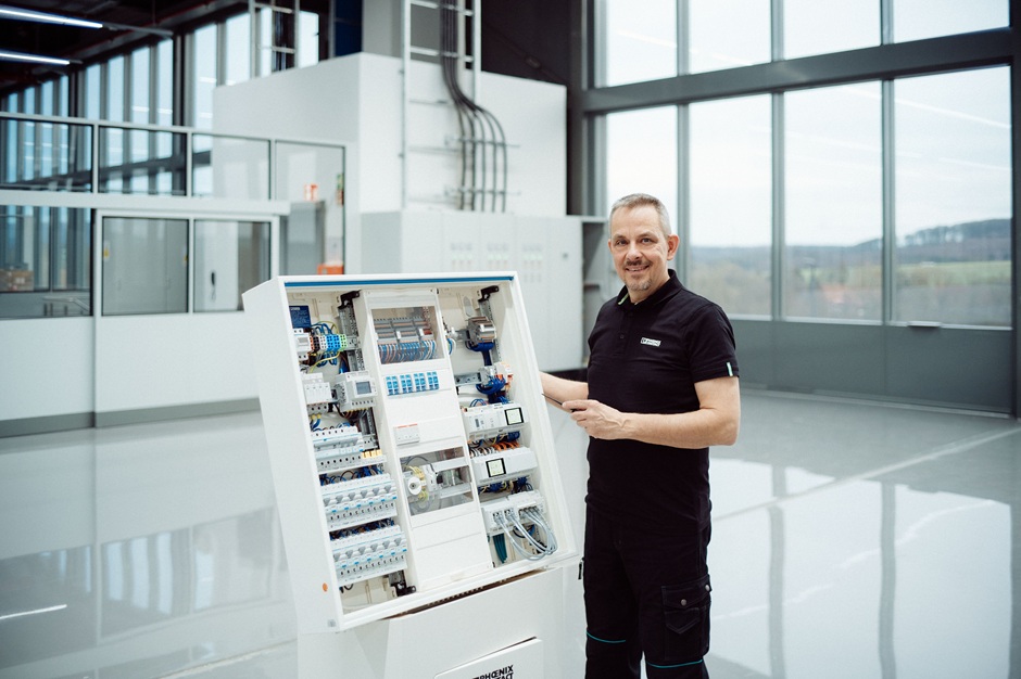 Techniker vor einem Schaltschrank