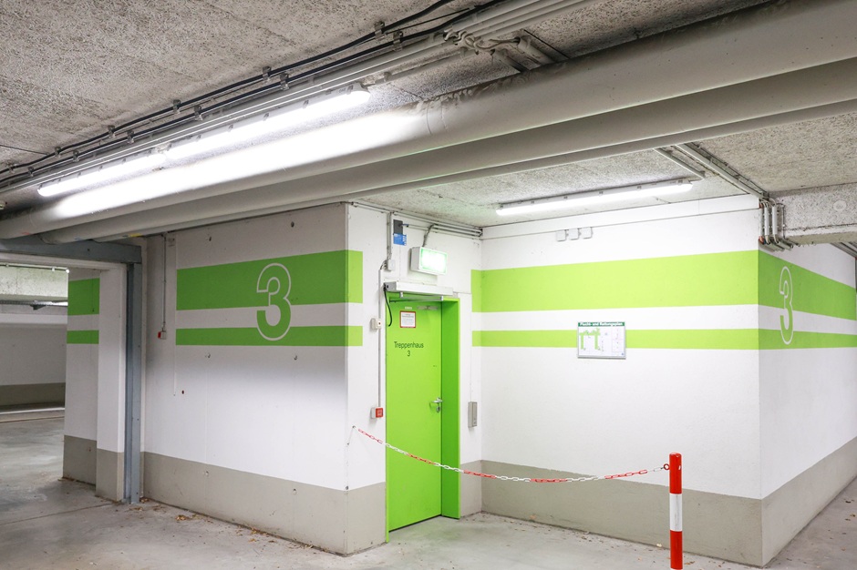 Blick auf die Beleuchtung in der Tiefgarage